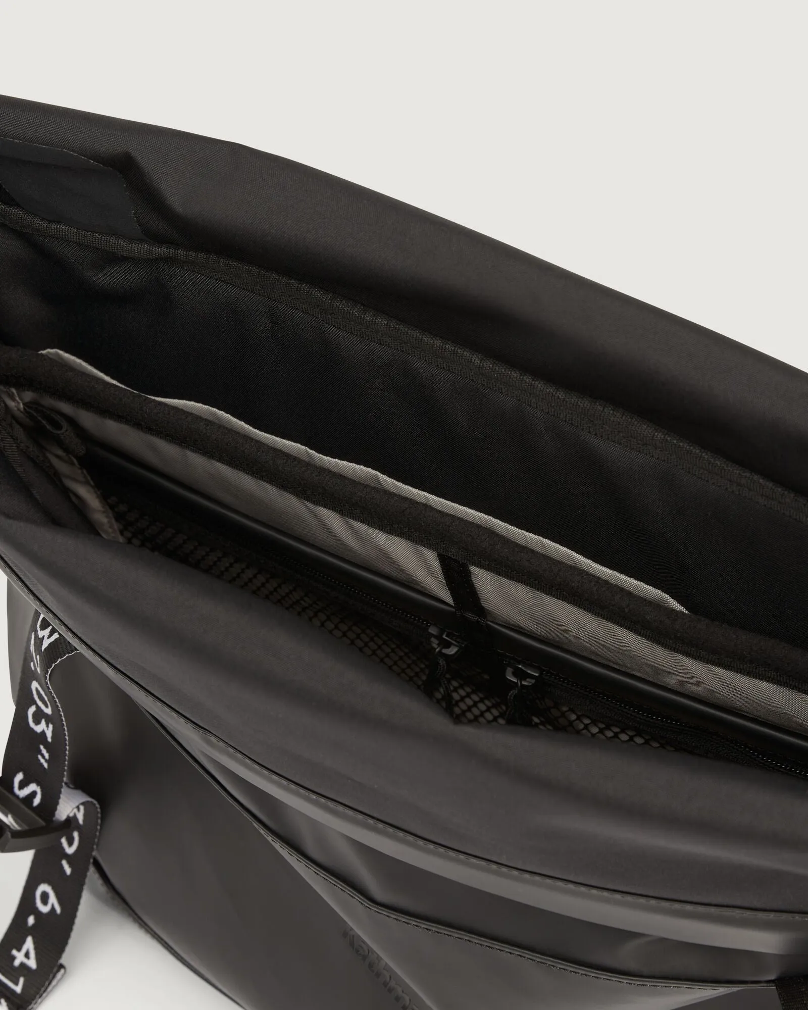 Amphi Roll Top Messenger Bag - 15L - Black Stingray