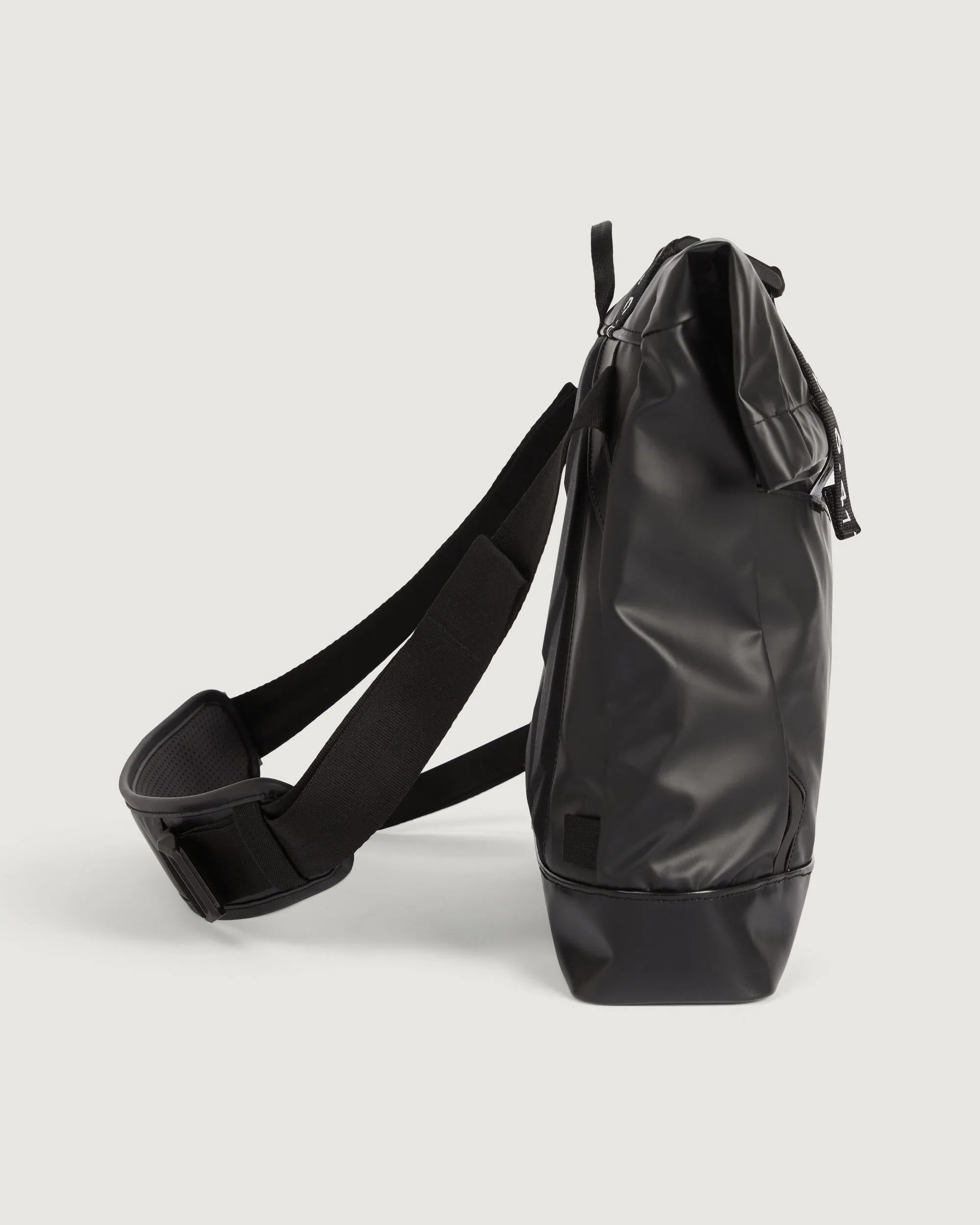 Amphi Roll Top Messenger Bag - 15L - Black Stingray